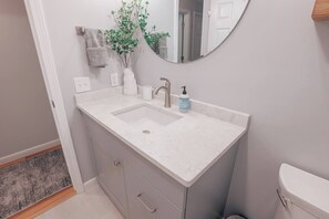 Een douche, een haardroger, handdoeken