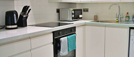 ثلاجة، ميكروويف، فرن، محمصة خبز