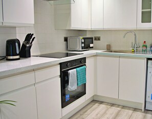 Fridge, microwave, oven, toaster - Luxury One Bedroom Apartment Near Central London - Tower of London (London)