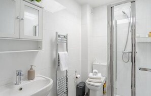 Dusche, Haartrockner, Handtücher, Seife
