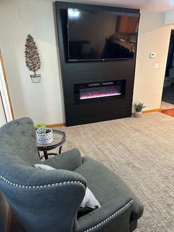 Interior. Cozy 2-bd home in Newfolden. WiFi, AC, Full kitchen & living room w fireplace!