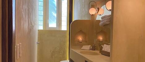 Haartrockner, Handtücher, Seife, Toilettenpapier