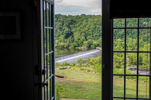 River View Downtown Private Historic Apt!