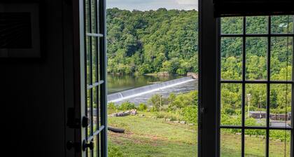 River View Downtown Private Historic Apt!