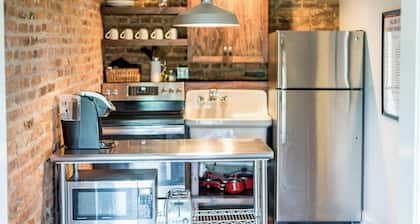 River View Downtown Private Historic Apt!