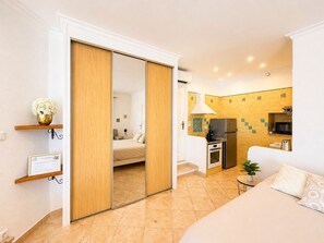 Bügeleisen/Bügelbrett, Reisekinderbett, WLAN, Bettwäsche