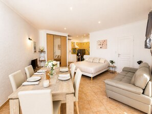 Bügeleisen/Bügelbrett, Reisekinderbett, WLAN, Bettwäsche
