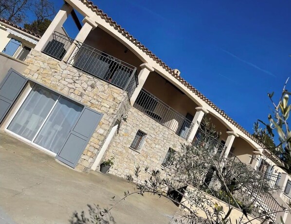 Exterior - Bel Appartement à Lorée du Bois Climatisé (Tourrettes)