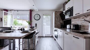 Réfrigérateur, micro-ondes, four, plaque de cuisson