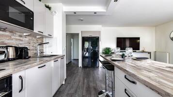 Réfrigérateur, micro-ondes, four, plaque de cuisson