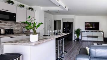 Réfrigérateur, micro-ondes, four, plaque de cuisson