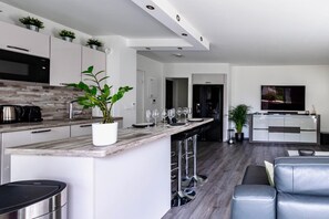 Kylskåp, mikrovågsugn, ugn och spishäll