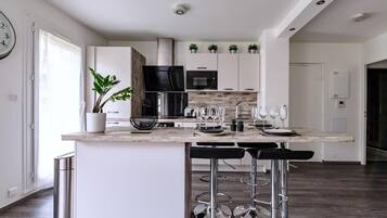 Réfrigérateur, micro-ondes, four, plaque de cuisson