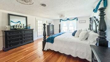 5 bedrooms, iron/ironing board, WiFi, bed sheets