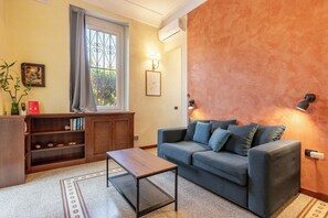 Apartment, Patio | Living area | 35-inch TV with digital channels - Casa Mafalda a Siracusa (Syracuse)