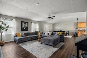 TV connectée, cheminée, baby-foot, livres