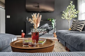 Smart TV, chimenea, futbolito y libros 