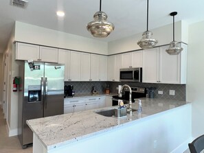 冷蔵庫、電子レンジ、オーブン、コンロ