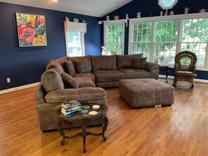 TV, fireplace - Glebe Creek waterfront home with dock, kayaks, SUP, & lifejackets (Hague)