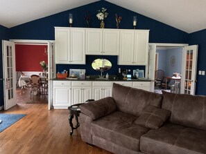 TV, fireplace - Glebe Creek waterfront home with dock, kayaks, SUP, & lifejackets (Hague)
