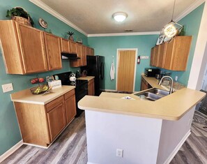 Microwave, oven, stovetop, dishwasher - Between Two Ponds and Old Town Bluffton (Bluffton)