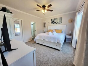 3 bedrooms, iron/ironing board, WiFi, bed sheets - Between Two Ponds and Old Town Bluffton (Bluffton)