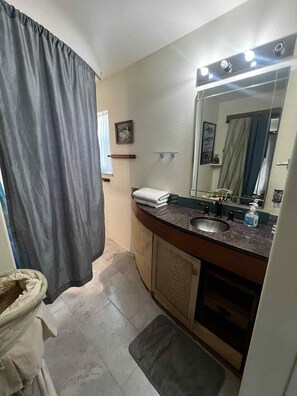 Toallas, jabón, shampoo, papel de baño 