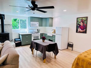 Réfrigérateur, micro-ondes, four, plaque de cuisson