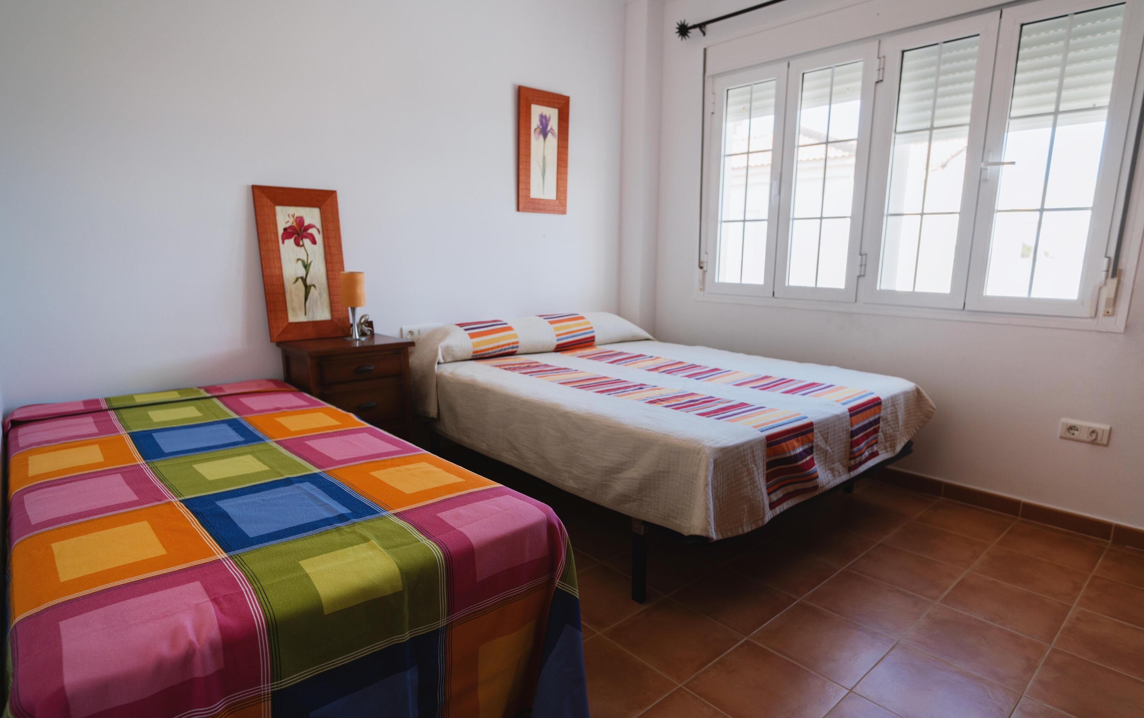 2 dormitorios, tabla de planchar con plancha, ropa de cama