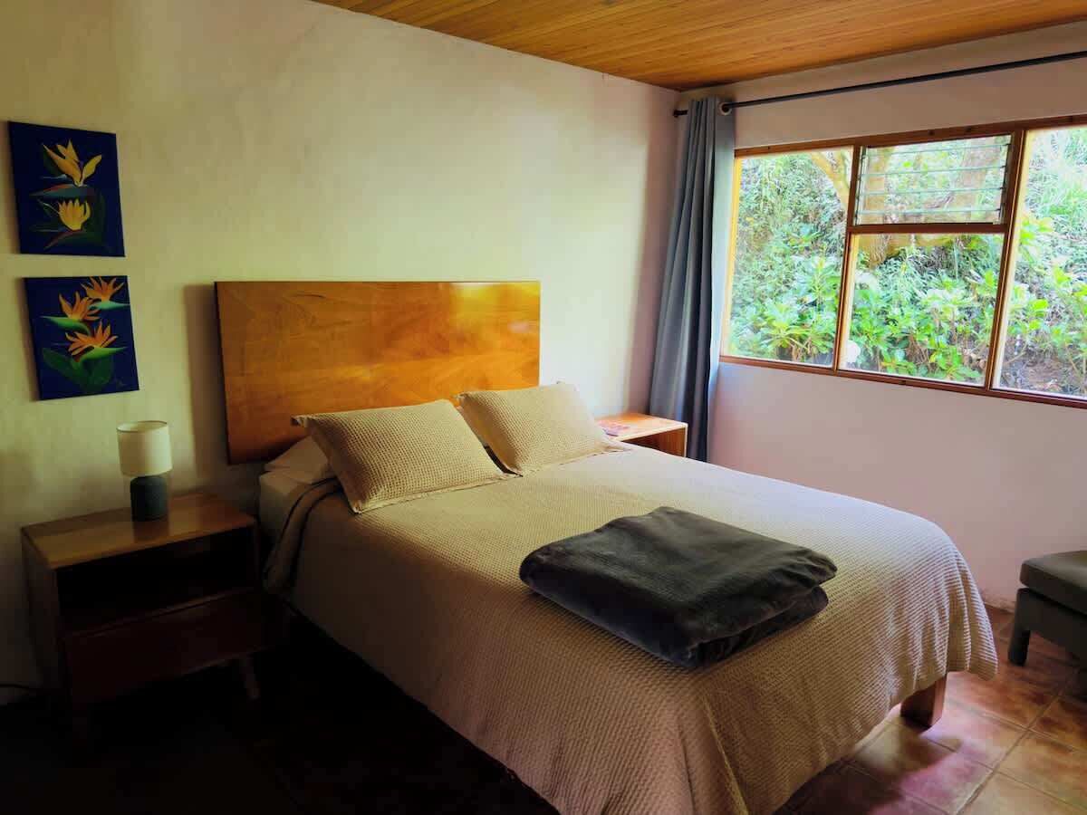 3 bedrooms, iron/ironing board, WiFi (free), bed sheets