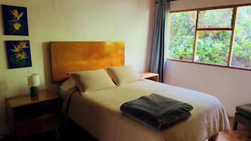 3 bedrooms, iron/ironing board, WiFi (free), bed sheets