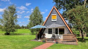 A small, triangular house with a grey roof and a yellow window. - Cozy home in Dabel with WiFi (Dabel)