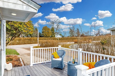 2 BEDROOMS, 3BEDS 1.5 BATH! OCEAN ROAD ! Sleeps 6 1 mile to beach, dining &shops