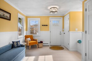 Smart TV - 2 BEDROOMS, 3BEDS 1.5 BATH! OCEAN ROAD ! Sleeps 6 1 mile to beach, dining &shops (Narragansett)