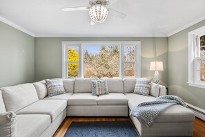 Smart TV - 2 BEDROOMS, 3BEDS 1.5 BATH! OCEAN ROAD ! Sleeps 6 1 mile to beach, dining &shops (Narragansett)