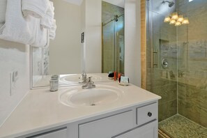 Haartrockner, Handtücher, Seife, Toilettenpapier
