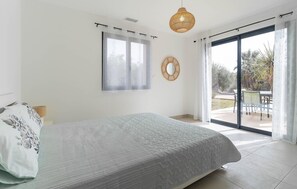 3 室のベッドルーム、WiFi (無料)、ベッドシーツ