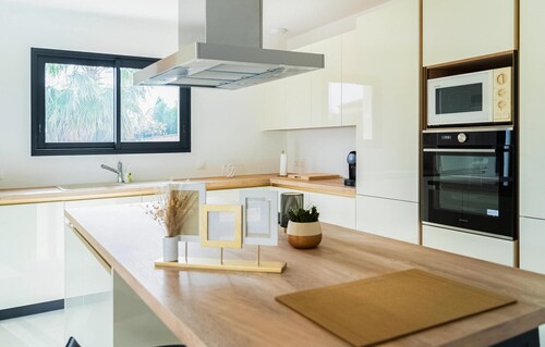 Beautiful home in Bellegarde with WiFi