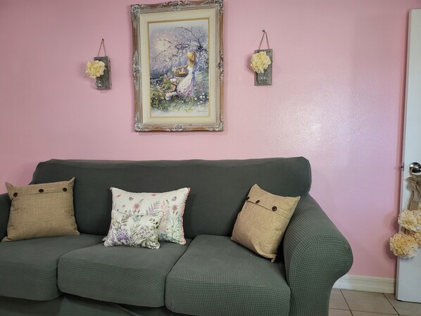 Smart TV, fireplace - Charming 2-bedroom apartment in delightful Apple Valley with AC, WiFi (Apple Valley)