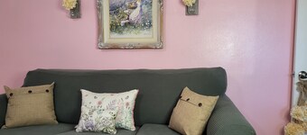 Charming 2-bedroom apartment in delightful Apple Valley with AC, WiFi