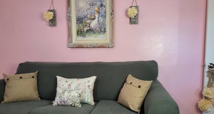 Charming 2-bedroom apartment in delightful Apple Valley with AC, WiFi