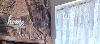 Charming 2-bedroom apartment in delightful Apple Valley with AC, WiFi