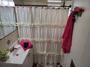Secadora de cabello, toallas, jabón, shampoo 