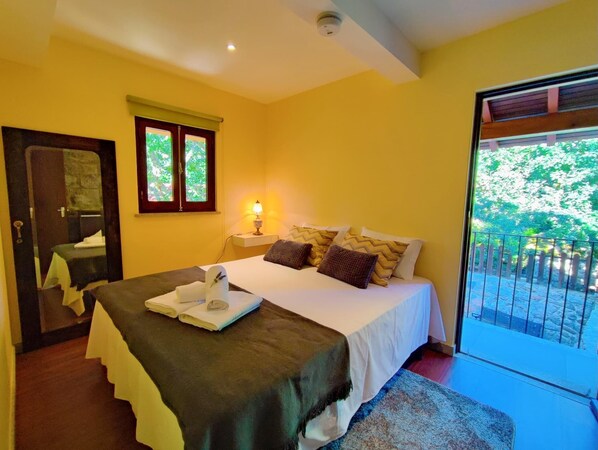 3 bedrooms, iron/ironing board, internet, bed sheets