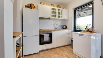 Frigorífico, horno, placa de cocina y lavavajillas