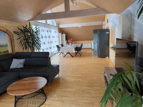 Living area. Diane Appartement Idyllische Einzigartige Ferienwohnung an der Donau
