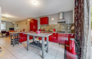 Fridge, coffee/tea maker