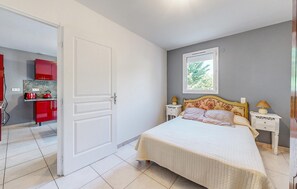 2 bedrooms, travel cot, bed sheets