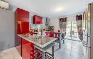 Fridge, coffee/tea maker