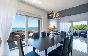 Dining - Stunning apartment in Kastel Gomilica (Kastel Gomilica)